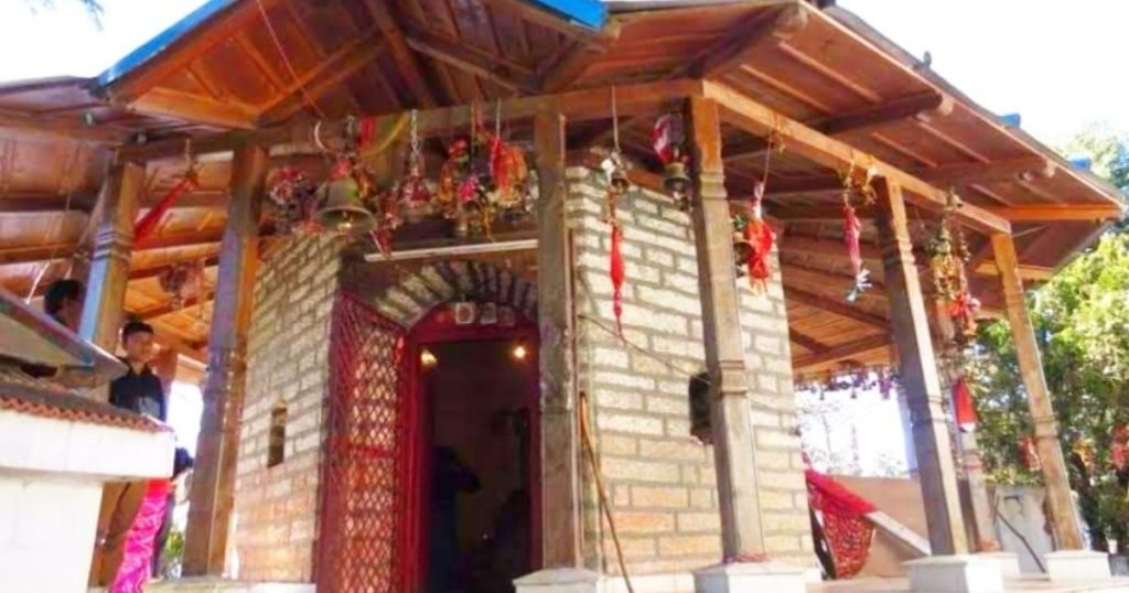 मुक्तेश्वर महादेव मंदिर नैनीताल उत्तराखंड और चौली की जाली मुक्तेश्वर महादेव मंदिर नैनीताल उत्तराखंड और चौली की जाली