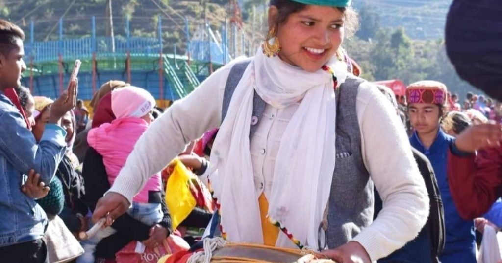 उत्तराखंड की ढोल गर्ल बनकर उभर रही है पहाड़ की बेटी वर्षा बंडवाल