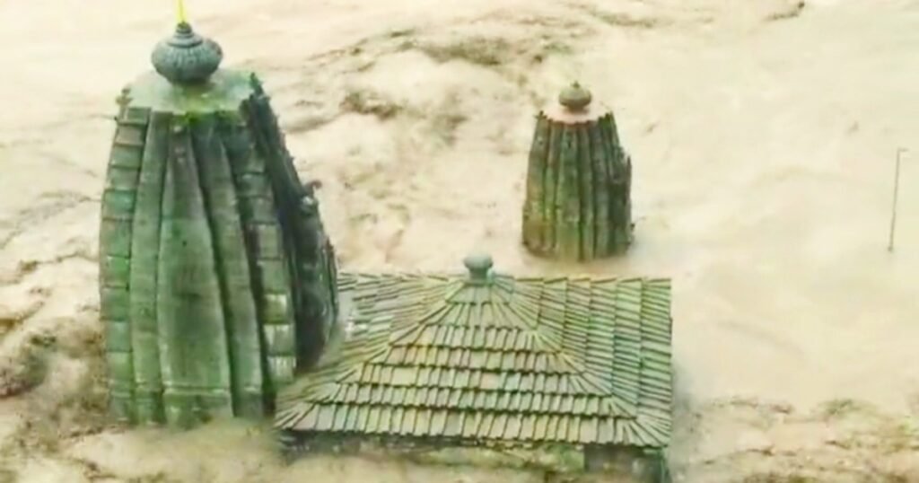 हिमाचल जल प्रलय के बीच हुआ ये चमत्कार ! यहां देखिए वीडियो ।