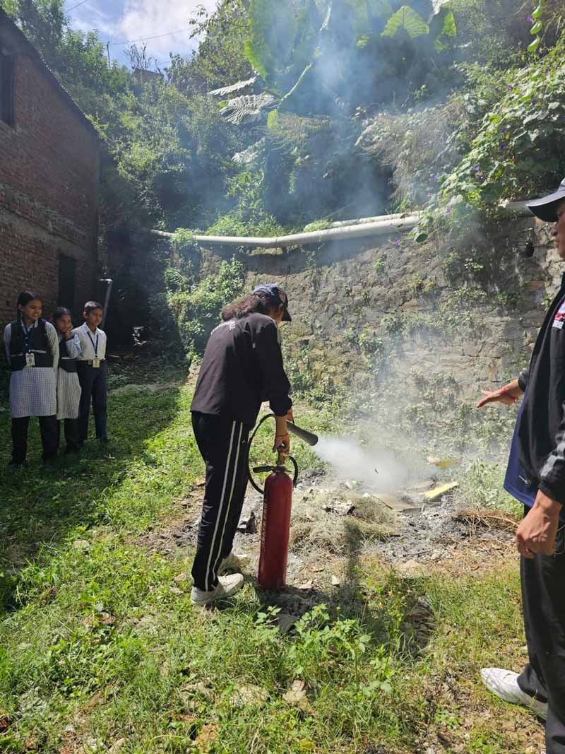 अल्मोड़ा: सरस्वती शिशु मंदिर में अग्नि सुरक्षा जागरूकता कार्यक्रम