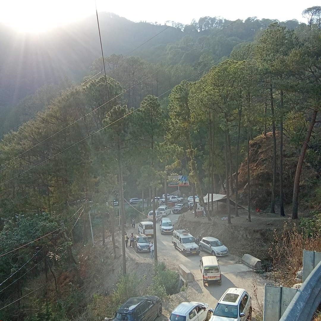 कैंची धाम के जाम से पस्त है पहाड़ , भयंकर परेशानी से जूझ रहे हैं हल्द्वानी रेफर मरीज 1 कैंची धाम के जाम