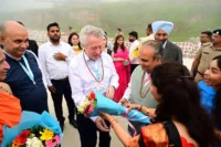 अंतर्राष्ट्रीय योग दिवस: भराड़ीसैंण में 8 देशों के प्रतिनिधियों का भव्य स्वागत, उत्तराखंड की संस्कृति से हुए मंत्रमुग्ध