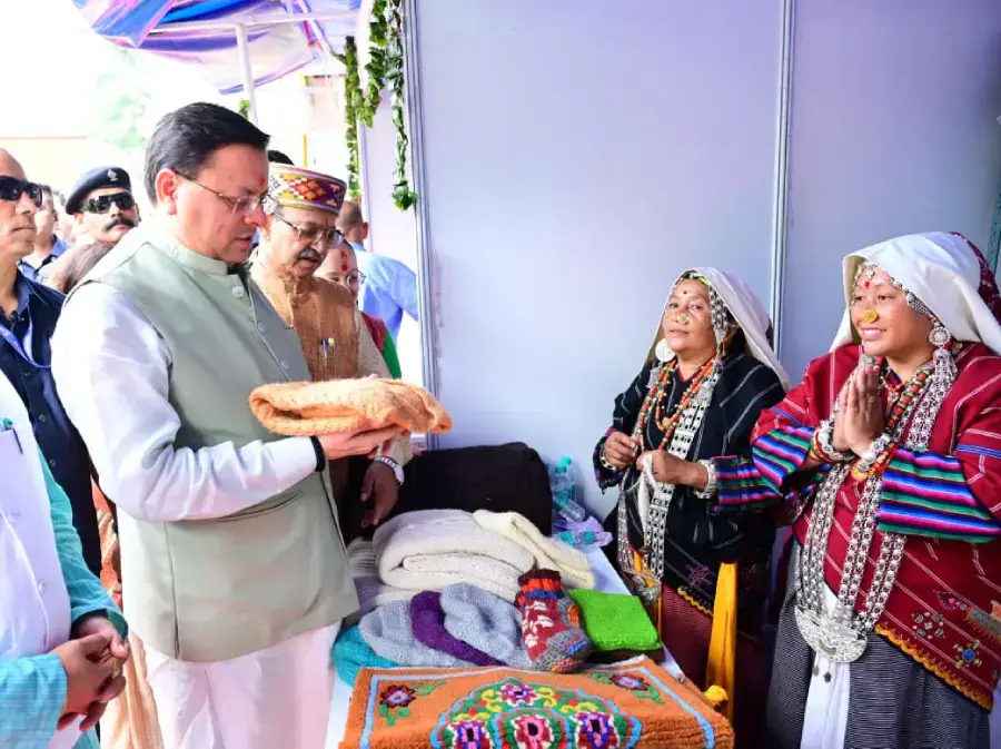 मुख्यमंत्री धामी ने उत्तराखंड के हस्तशिल्पियों और बुनकरों को सम्मानित किया 1 मुख्यमंत्री धामी ने उत्तराखंड के हस्तशिल्पियों और बुनकरों को सम्मानित किया