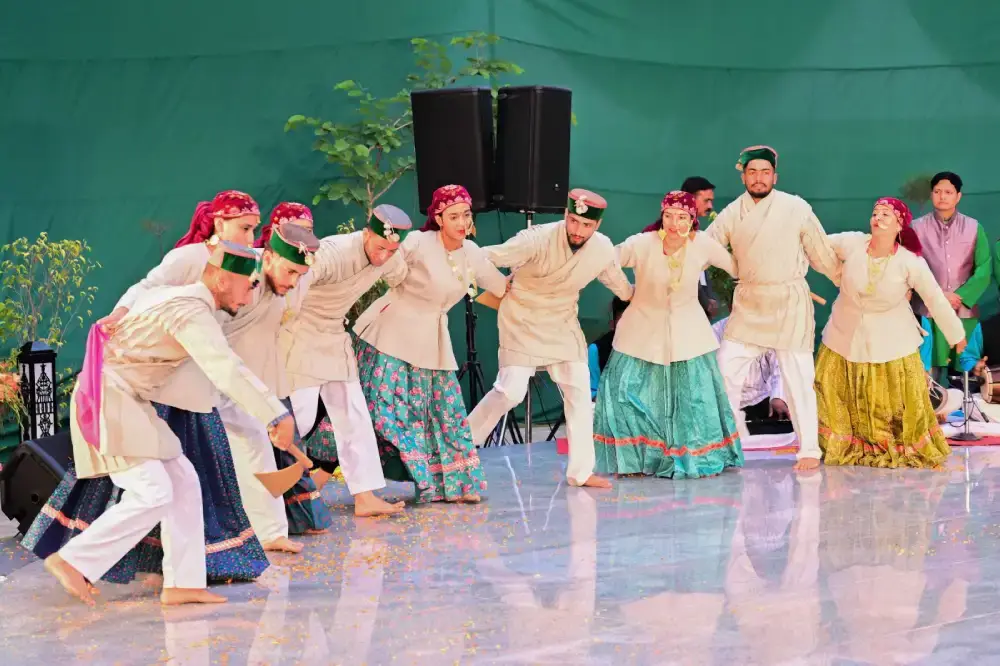 राष्ट्रपति मुर्मू का उत्तराखण्ड दौरा: पतंजलि विश्वविद्यालय के दीक्षांत समारोह में शिरकत, राष्ट्रपति निकेतन में नई सुविधाओं का लोकार्पण 2 राष्ट्रपति निकेतन में संस्कृति विभाग द्वारा आयोजित सांस्कृतिक संध्या में उत्तराखण्ड के लोकसंगीत और लोकनृत्य