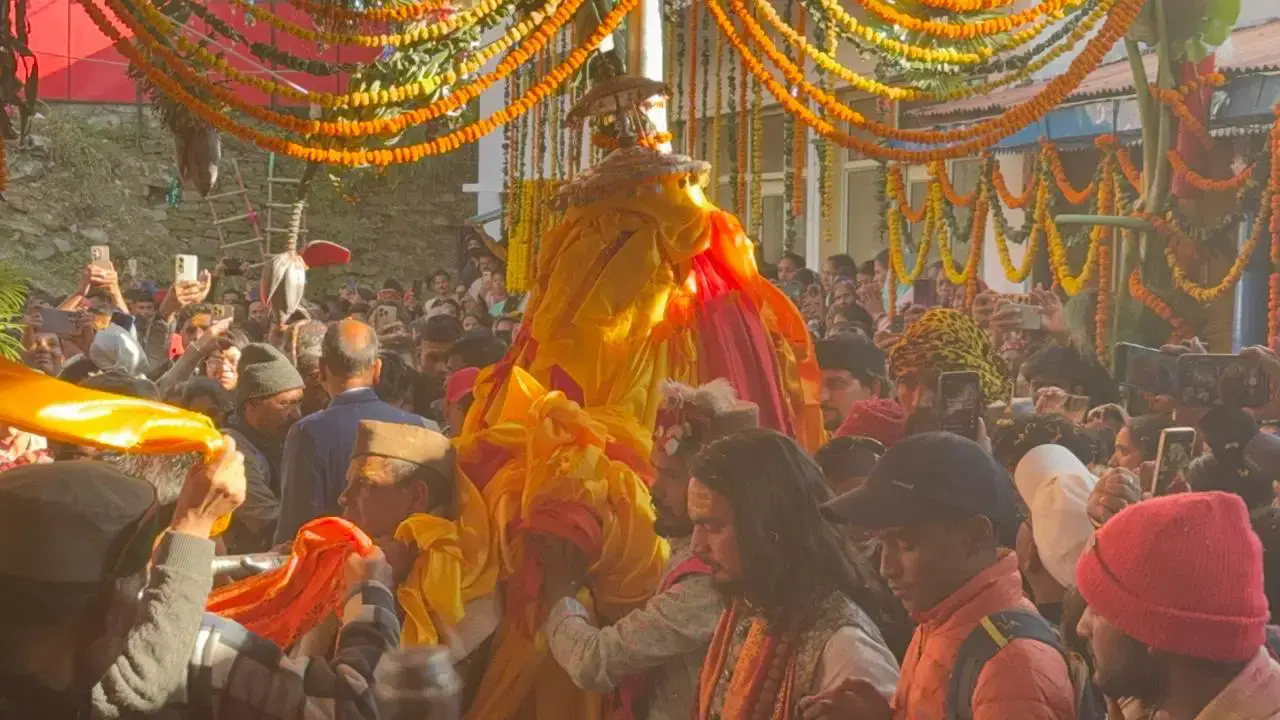 द्वितीय केदार भगवान मद्महेश्वर की डोली पहुंची ओंकारेश्वर मंदिर, 8 क्विंटल फूलों से सजा धाम; कल से शुरू होगी शीतकालीन पूजा 1 द्वितीय केदार भगवान मद्महेश्वर की डोली पहुंची ओंकारेश्वर मंदिर, 8 क्विंटल फूलों से सजा धाम; कल से शुरू होगी शीतकालीन पूजा