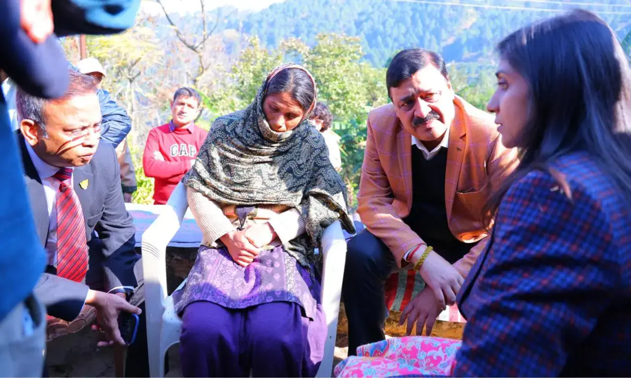 पौड़ी गढ़वाल: मानव-वन्यजीव संघर्ष आला अधिकारियों ने किया 'ग्राउंड जीरो' का दौरा, गुलदार को पकड़ने के लिए प्राइवेट शूटर्स को मंजूरी 1 पौड़ी गढ़वाल: मानव-वन्यजीव संघर्ष आला अधिकारियों ने किया 'ग्राउंड जीरो' का दौरा, गुलदार को पकड़ने के लिए प्राइवेट शूटर्स को मंजूरी