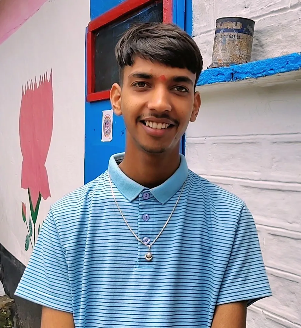 पहाड़ी अम्मा के किरदार में वायरल हो रहा अल्मोड़ा का ये लड़का, मां के साथ मिलकर जीत रहा लोगों का दिल 2 पहाड़ी अम्मा वाला लड़का आशु बिष्ट