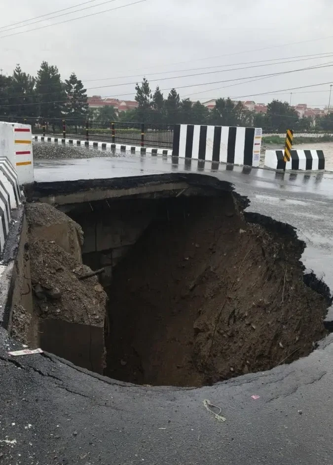 देहरादून: 16 करोड़ की लागत से बनी सड़क एक महीने में ही धंसी 1 देहरादून: 16 करोड़ की लागत से बनी सड़क एक महीने में ही धंसी